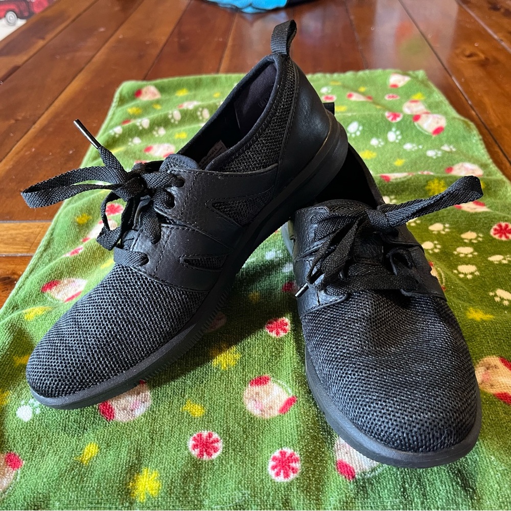 NWOT New Women’s size 6 black rock port city light sneakers